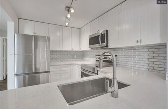 7175 Orange Dr in Davie, FL - Building Photo - Building Photo