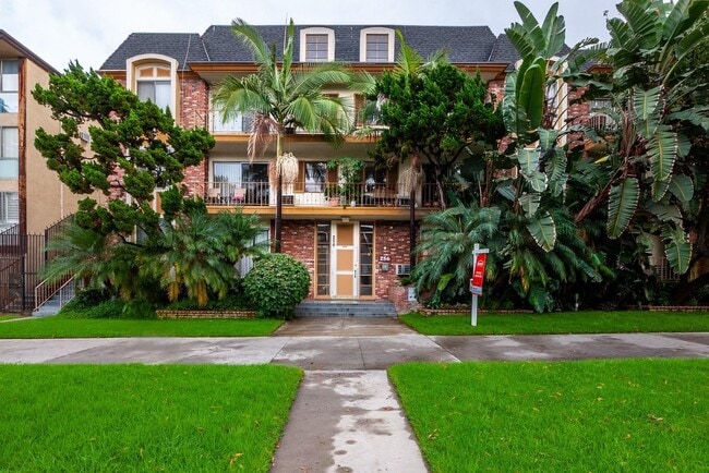 property at 256 S La Fayette Park Pl