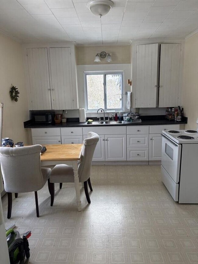 15 Pond St-Unit -B in Orono, ME - Building Photo - Building Photo