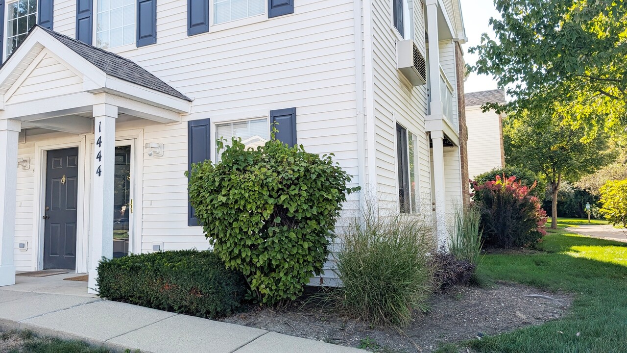 1444 McClure Rd in Aurora, IL - Building Photo