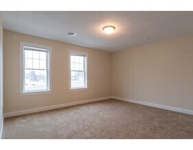 80 N Meadows Rd-Unit -102 in Medfield, MA - Foto de edificio - Building Photo