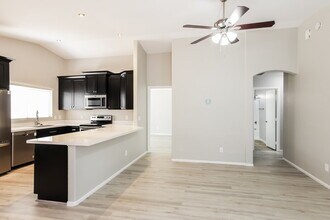 8751 W Loma Ln in Peoria, AZ - Building Photo - Building Photo