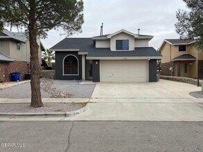 1756 Dean Jones Dr in El Paso, TX - Foto de edificio - Building Photo