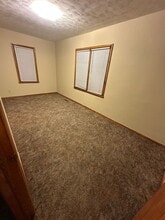 301 E 7th St in Hoisington, KS - Building Photo - Building Photo