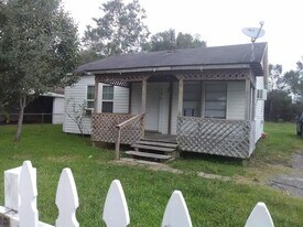 120 W DARBY ST in Bridge City, TX - Building Photo