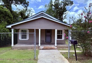 911 7Th St in Quincy, FL - Building Photo