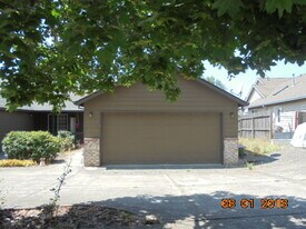 565 NW Meadows Dr in McMinnville, OR - Building Photo