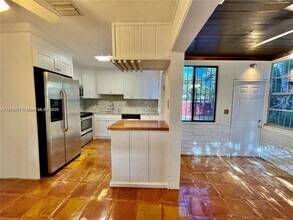 5842 SW 60th St in Miami, FL - Building Photo - Building Photo