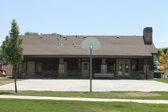 825 S 90 E in Vernal, UT - Foto de edificio - Building Photo