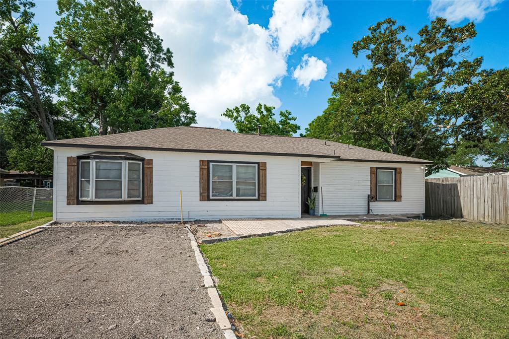 1308 W Dumble St in Alvin, TX - Building Photo