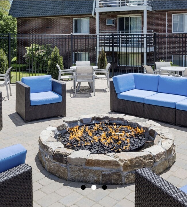 145 Essex Ave in Gloucester, MA - Foto de edificio - Building Photo