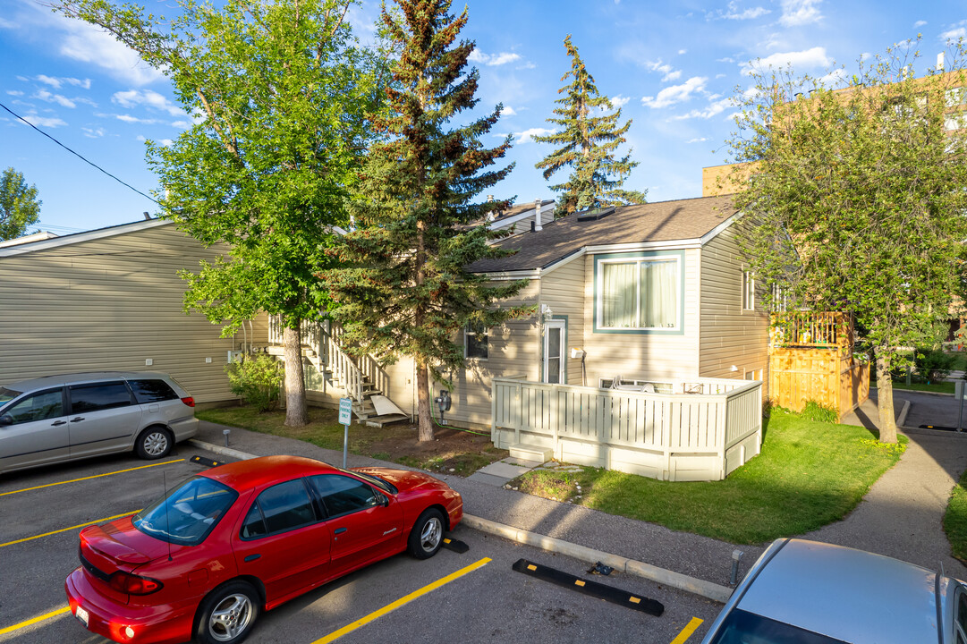 8544 48 Av NW in Calgary, AB - Building Photo