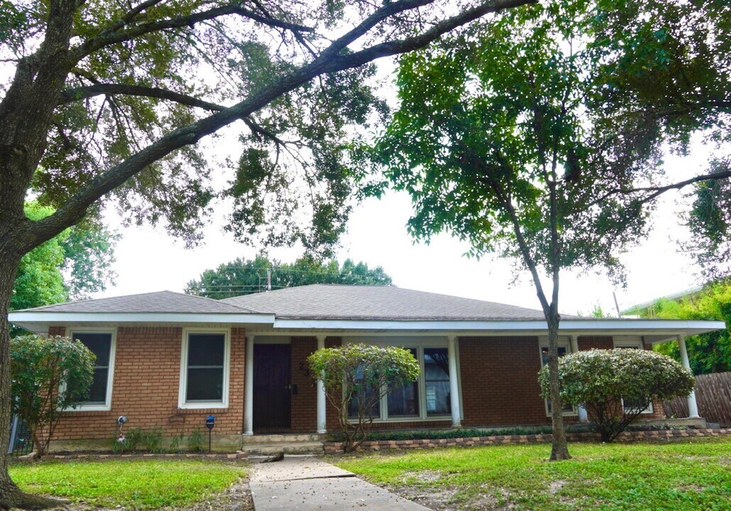 2317 Dorrington St in Houston, TX - Building Photo