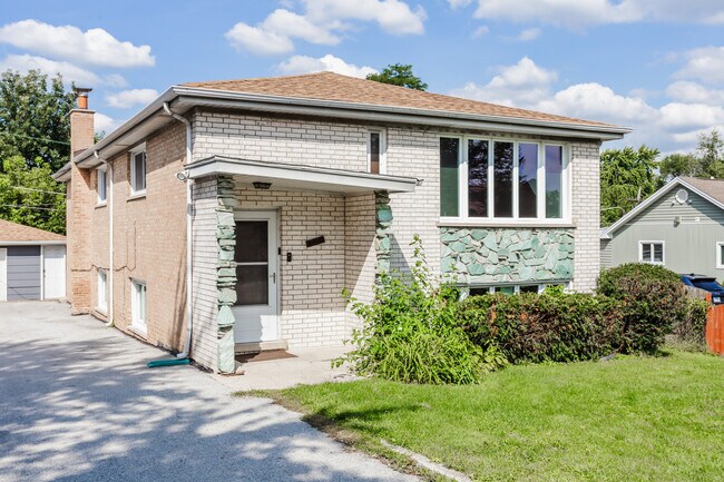 7840 Cronin Ave in Justice, IL - Building Photo - Building Photo