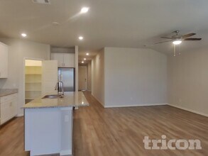 5818 Nyla Wy in Saint Hedwig, TX - Foto de edificio - Building Photo