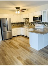 1201 Marcia Ave, Unit 203 in West Bend, WI - Foto de edificio - Building Photo