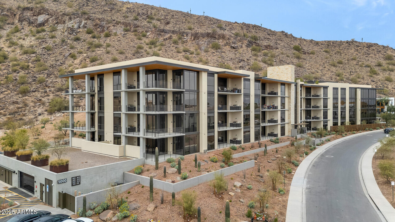 5000 E Camelback Rd in Scottsdale, AZ - Building Photo