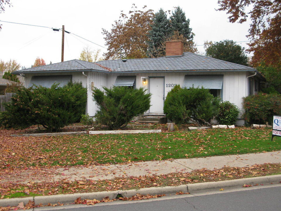 1201 Siskiyou Blvd in Medford, OR - Building Photo