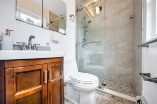 8 Lovell Rd in Hampton Bays, NY - Building Photo