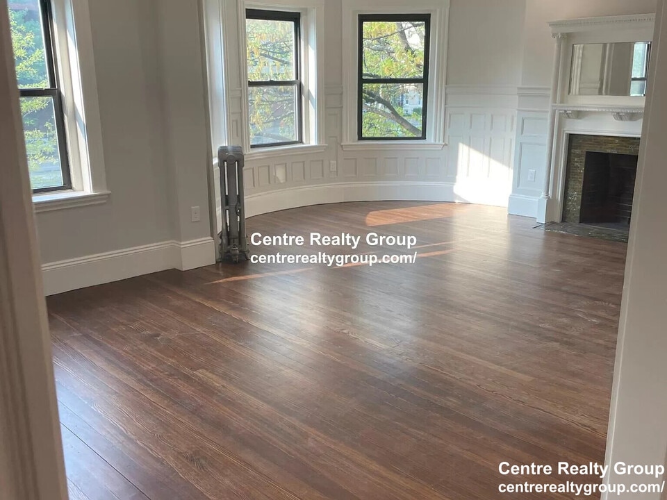 1855 Beacon St, Unit 2 in Brookline, MA - Building Photo