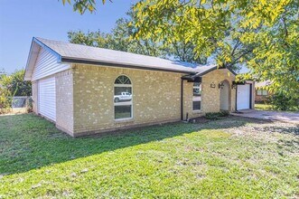 1314 La Fiesta Dr in Grand Prairie, TX - Building Photo - Building Photo