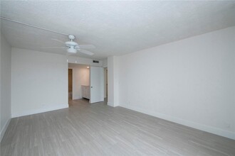 3900 N Hills Dr, Unit 405 in Hollywood, FL - Building Photo - Building Photo