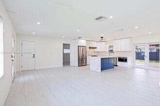 18013 SW 89th Pl in Palmetto Bay, FL - Building Photo - Building Photo