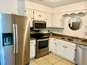 7812 Oak Forest Dr in Pensacola, FL - Building Photo - Building Photo