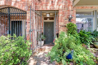 2206 Welch St in Houston, TX - Foto de edificio - Building Photo