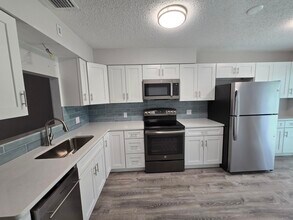 843 Cambridge Ct in Dunedin, FL - Building Photo - Building Photo