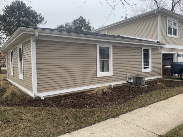 300 Farmingdale Cir-Unit -300 in Vernon Hills, IL - Building Photo