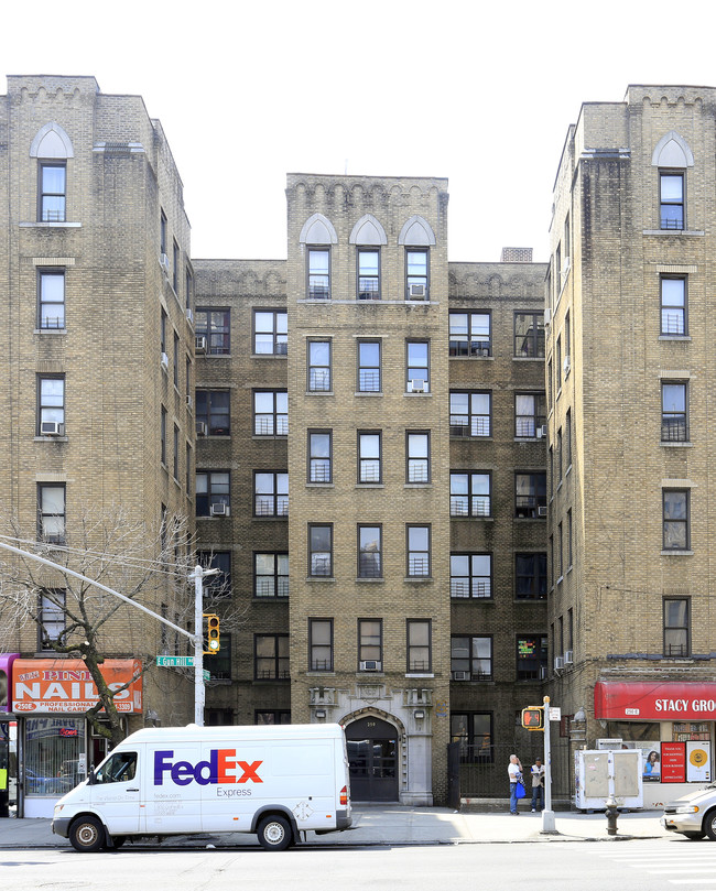 250 E Gun Hill Rd in Bronx, NY - Foto de edificio - Building Photo