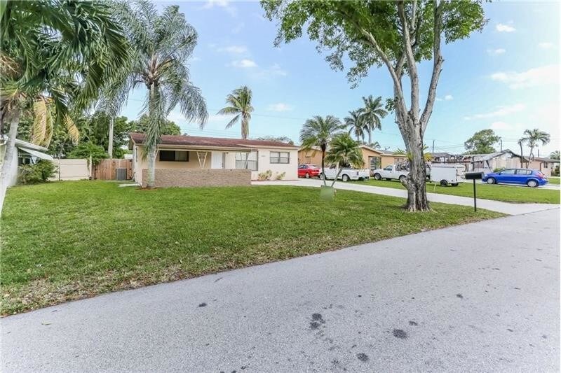 2301 N 62nd Ave in Hollywood, FL - Building Photo