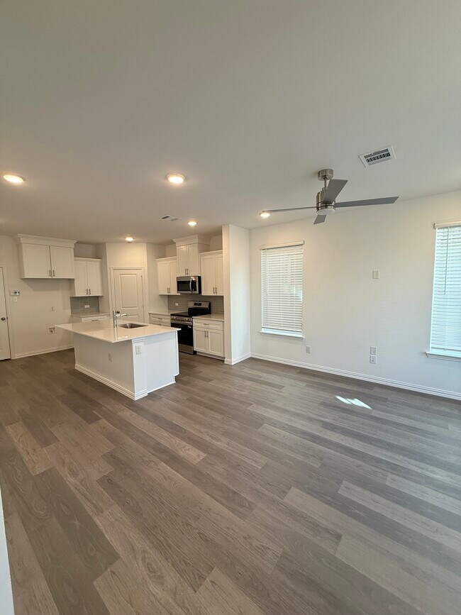 4703 Stirring Pathway in Haltom City, TX - Foto de edificio - Building Photo