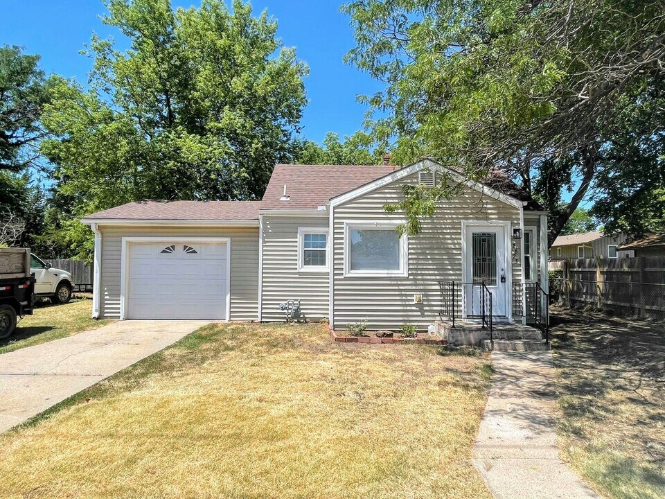 2625 N Adams St in Hutchinson, KS - Building Photo