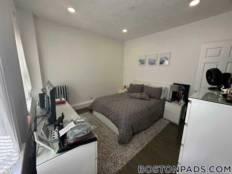 111 Park Dr in Boston, MA - Building Photo