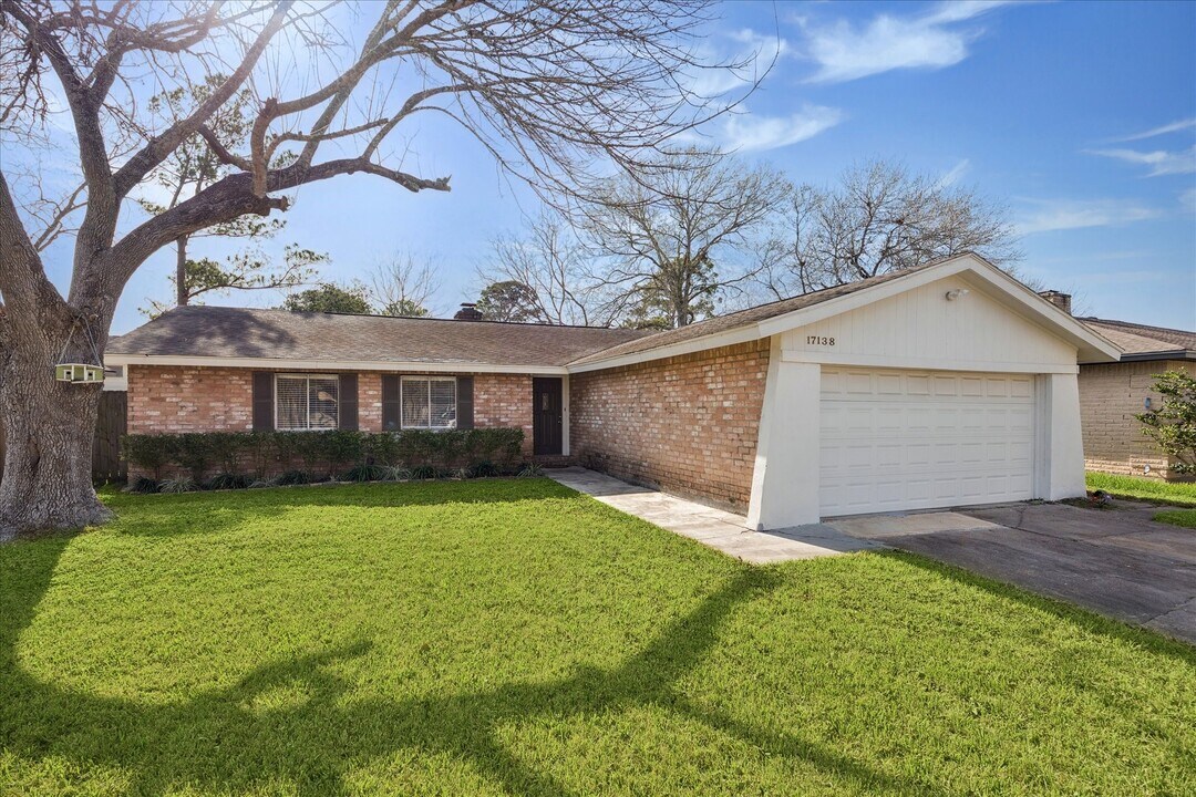17138 Barcelona Dr in Friendswood, TX - Building Photo