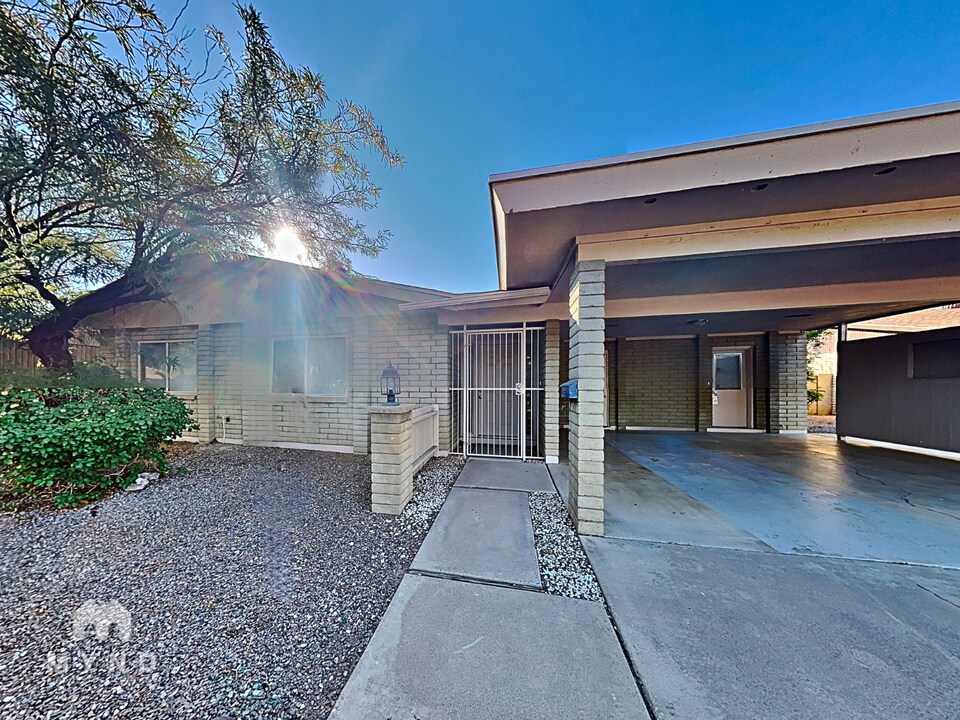 2009 W Newcastle Cir in Phoenix, AZ - Foto de edificio