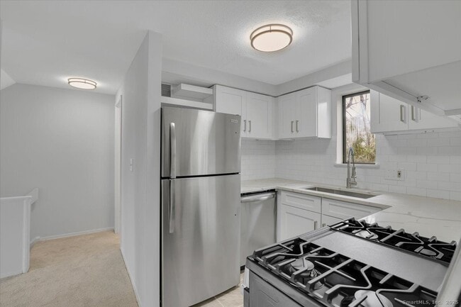 3 Trolley Crossing Ln in Middletown, CT - Building Photo - Building Photo