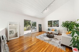 22760 Chamera Ln in Topanga, CA - Building Photo - Building Photo