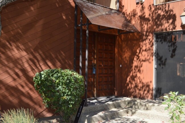 1005 Drake Ct in San Carlos, CA - Building Photo - Building Photo