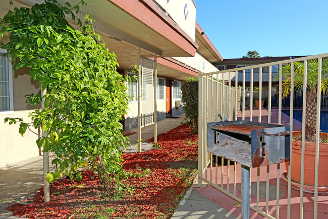 Paseo Gardens in Hayward, CA - Foto de edificio - Building Photo