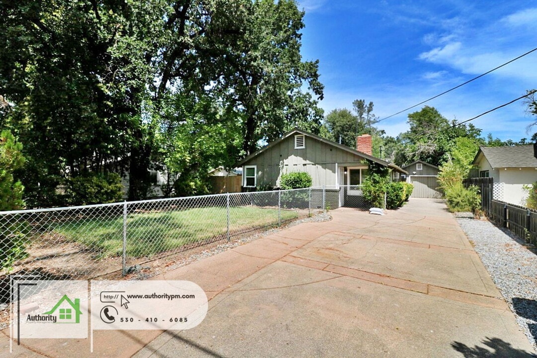 2022 Jewell Ln in Redding, CA - Building Photo