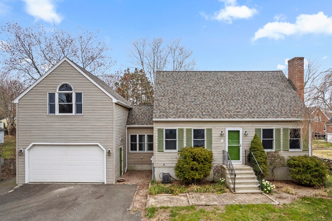 62 Brookside Ave E in Westbrook, CT - Building Photo