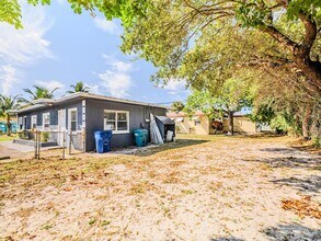 112 W 34th St, Unit 1 in Riviera Beach, FL - Foto de edificio - Building Photo