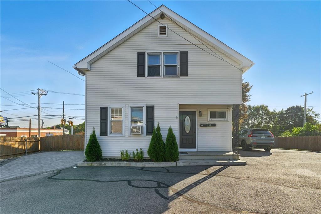 6 Roberts St in West Warwick, RI - Foto de edificio