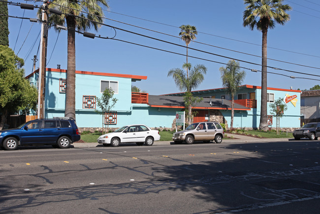 Terrace Apartments At The Cottage in Modesto, CA - Foto de edificio - Building Photo