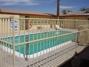 204 Woodham Ave in Barstow, CA - Foto de edificio - Building Photo