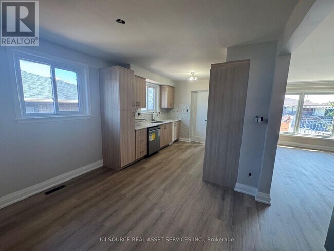 34 Rita Dr in Toronto, ON - Building Photo - Building Photo