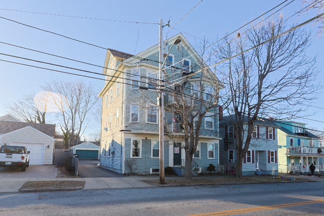 327 High St in Bristol, RI - Building Photo - Building Photo